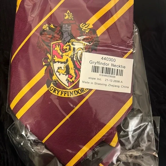 Epic Universe Hogwarts Crest Set - Denim Backpack Scarves and Ties - Picture 2 of 7